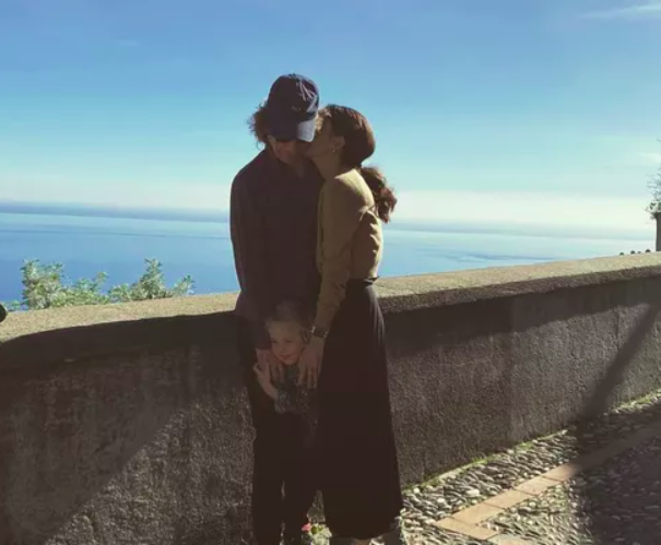 “Eu nem penso sobre isso [...] Eu apenas ignoro. Eu estou feliz? Sim. As pessoas na minha vida estão felizes? Sim. Eu estou machucando alguém? Não. Ok, então cuidem das duas vidas”, disse a dançarina e escritora.