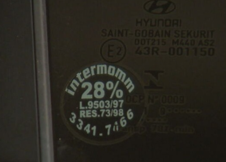 Para os vidros dos bancos traseiros que não interferem na visibilidade do motorista, a taxa pode ser de 28%. OU seja, película mais escura. 