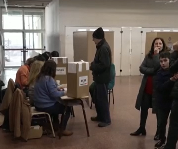 O processo pode ser mais demorado, especialmente em dias de alta demanda, resultando em filas longas e espera para os eleitores.