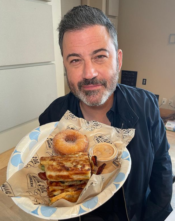 Jimmy sofre de narcolepsia, um distúrbio do sono caracterizado por sonolência excessiva durante o dia, mesmo quando a pessoa dormiu bem à noite.