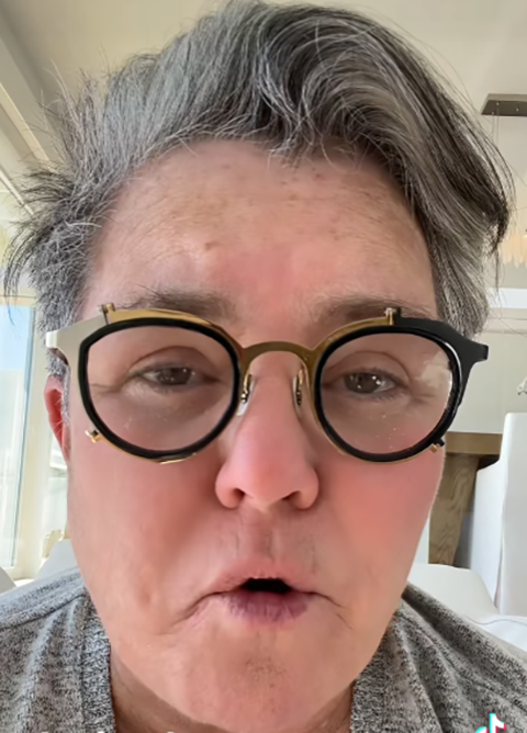 Rosie também tem apneia do sono, associada à questão do peso, e nos exames chegou a acordar 200 vezes à noite e ficou 40 segundos sem respirar. Passou a usar máquina. 