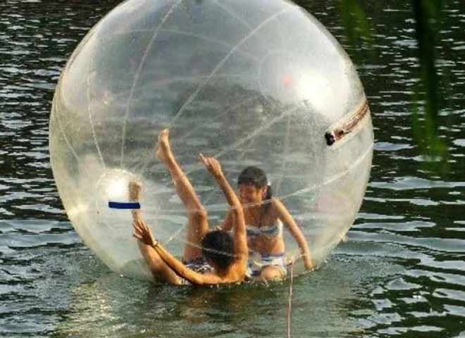 O problema aconteceu porque esse tipo de bolha inflável (como mostra a imagem ilustrativa) tem uma corda, que é puxada por uma pessoa.