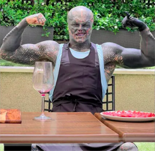 “Homem-alienígena”: O francês Anthony Loffredo passou por várias modificações corporais para se transformar em um “alienígena”. Ele chegou a retirar as orelhas, parte do nariz e dedos da mão…