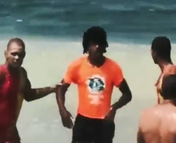 Ele conseguiu, inclusive, caminhar por conta própria até a areia, acompanhado pelos salva-vidas.  O casal também foi resgatado. A bolha foi empurrada pelos salva-vidas até a areia. 