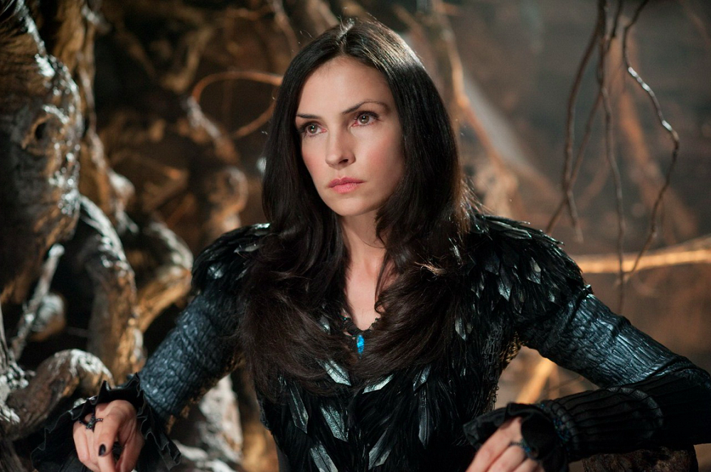 Famke Janssen interpretou a sombria e poderosa bruxa Murie misturando elegância e ameaça em sua performance. Sua atuação destacou a crueldade e o carisma da vilã, tornando-a memorável no conto adaptado.