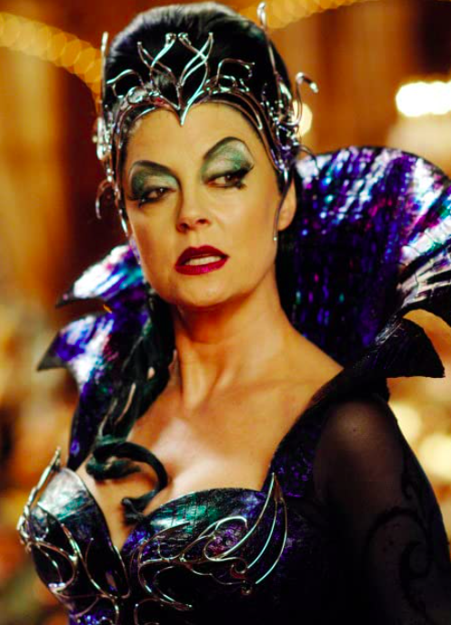 A renomada atriz interpreta a malvada que tenta a todo custo frustrar os planos da princesa Giselle ao ver que ela se apaixonou pelo seu enteado. O filme foi um sucesso de público. Custou 85 milhões de dólares e faturou mais de 340 milhões!