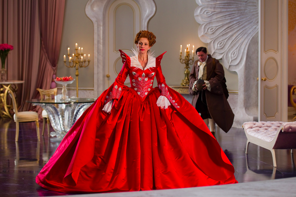 O filme é conhecido pelo seu visual único, especialmente pelo trabalho de figurino, com vestidos elaborados e cenários fantásticos, que complementam a atuação de Julia Roberts como uma vilã cômica e, ao mesmo tempo, aterrorizante.