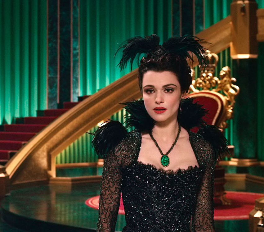 Evanora, a personagem de Weisz, é uma conselheira real e feiticeira poderosa que disfarça suas intenções sombrias com charme e elegância. Ela tem uma rivalidade complexa com sua irmã, Theodora (interpretada por Mila Kunis), e faz de tudo para manter o controle sobre a Cidade das Esmeraldas.