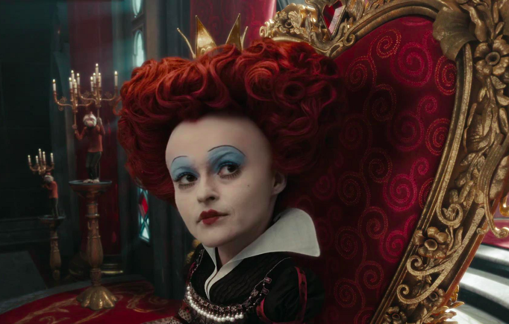 A Rainha Vermelha governa o País das Maravilhas com mão de ferro e um temperamento explosivo, sempre pronta para castigar qualquer um que a desagrade. A atuação excêntrica e os trejeitos exagerados de Helena Bonham Carter fazem dessa Rainha uma personagem divertida e, ao mesmo tempo, ameaçadora.