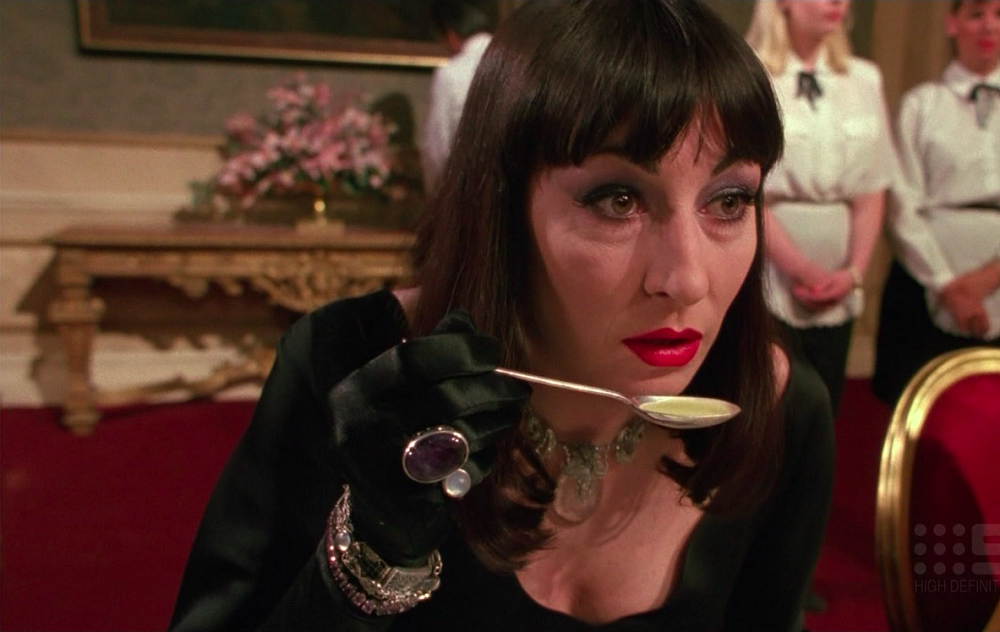 Uma curiosidade é que, oito anos antes, Anjelica Huston já havia estreado como uma bruxa nos cinemas, no clássico das Sessões da Tarde “Convenção das Bruxas”.  No filme, ela é a Grande Bruxa, uma vilã tenebrosa, com o plano de transformar todas as crianças em ratos usando um poderoso elixir. 