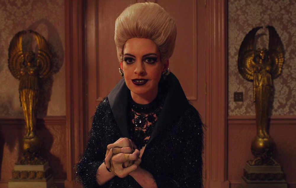 Aliás, em 2020 estreou nos cinemas uma nova versão do clássico de 1990, baseada no mesmo livro. Dessa vez, a atriz Anne Hathaway faz o papel da “Grande Bruxa”.  A atriz traz uma abordagem divertida e exagerada à personagem, misturando um charme sofisticado com toques de crueldade.  Carismátic,  tem uma energia teatral, forte sotaque e trejeitos exagerados que realçam o humor negro do papel.