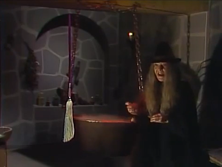 Em um episódio específico – considerado um dos melhores do seriado por muitos fãs –, Chaves e seus amigos precisam entrar na casa dela para entregar um jornal, o que os faz confabular sobre como seria o “covil da bruxa”.