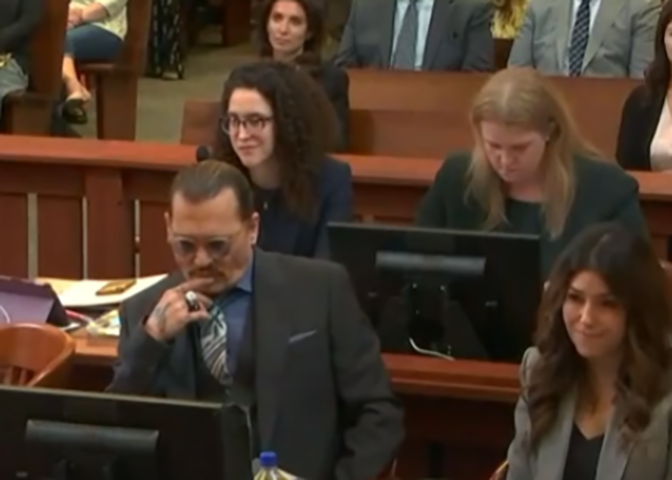 Mesmo sem apresentar provas, a declaração de Heard à imprensa foi suficiente para que Depp perdesse papéis (inclusive foi substituído por Mads Mikkelsen como Grindelwald em 'Animais Fantásticos') e sofresse uma execração pública. 