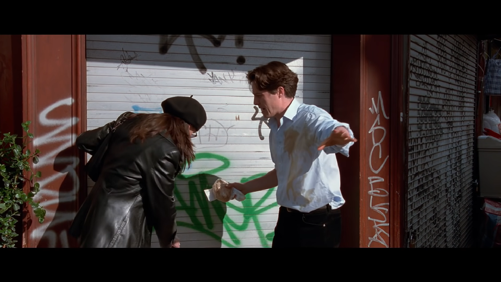 Mancha na camisa em “Um Lugar Chamado Notting Hill” (1999): Em uma cena, William (Hugh Grant) esbarra em Anna (Julia Roberts) e derruba suco de laranja na blusa dos dois. 