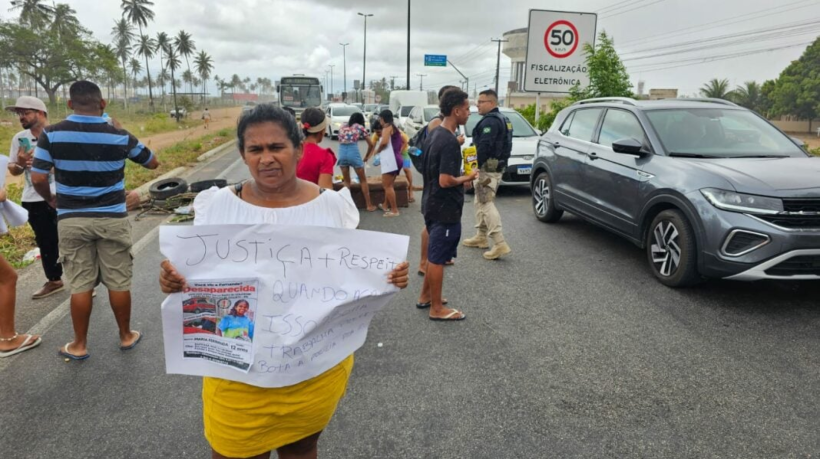 Fabiana, mãe de Maria Fernanda, e outras cerca de 50 pessoas bloquearam um trecho da estrada em protesto pelo desaparecimento da jovem