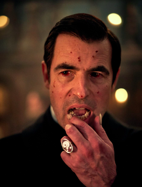 Dois exemplos mais recentes incluem Jonathan Rhys Meyers na série Drácula de 2013, produzida pela NBC, e Claes Kasper Bang (foto), o ator dinamarquês que interpretou o conde na minissérie homônima de 2020, produzida em parceria entre a BBC e a Netflix.