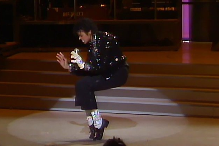 Ao longo da carreira, Michael criou elementos que se eternizaram na cultura pop, como  o passo chamado Moonwalk. São inúmeros os dançarinos e fãs que tentam imitá-lo. Vamos relembrar essa trajetória que começou bem cedo...