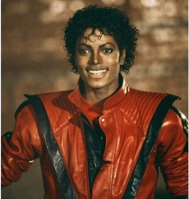 O cantor viveu seu auge em 1982 justamente com Thriller, que ficou 37 semanas no topo da Billboard. Naquela época vídeos ganhavam força como elementos de forte atração visual e musical. E Michael atuava em clipes de imenso sucesso.