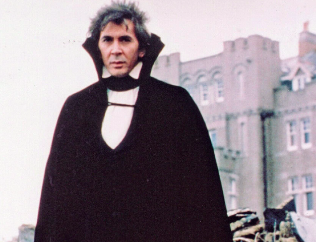 Frank Langella: Logo após a saída de Christopher Lee do papel de Drácula, ele foi substituído por Frank Langella em 1979, no filme homônimo. O filme foi relativamente bem-sucedido, recebendo alguns prêmios e abrindo portas para Langella em sua carreira, permitindo que ele emplacasse diversos outros trabalhos no futuro.