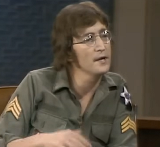 Brian Epstein gerenciou os Beatles de 1962 até sua morte em 1967 e tentou impor um estilo mais profissional à banda. Lennon relutou no início, mas logo aceitou as mudanças nas vestimentas do grupo, que se tornaria uma dos maiores expoentes da música mundial. 