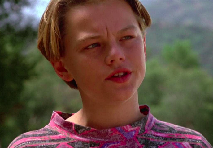 O filme é uma espécie de terror cósmico com criaturas alienígenas peludas que comem tudo que veem pela frente. DiCaprio tinha 17 anos quando interpretou o garoto Josh no longa.