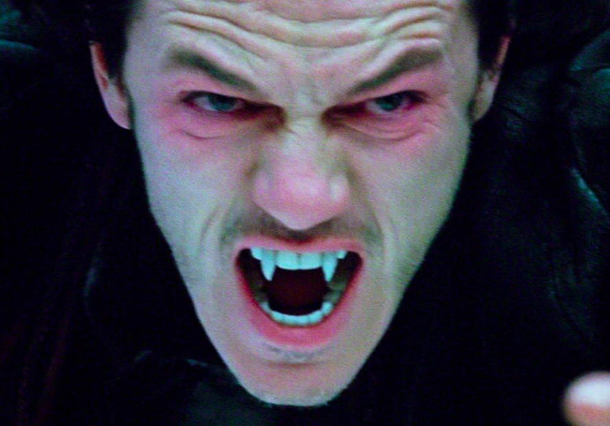 Embora o filme tente contar as origens de Vlad e como ele se tornou um vampiro, a trama acaba ficando um tanto confusa. Parece que o personagem do Drácula foi colocado em um caixão cinematográfico por um tempo após esse filme.