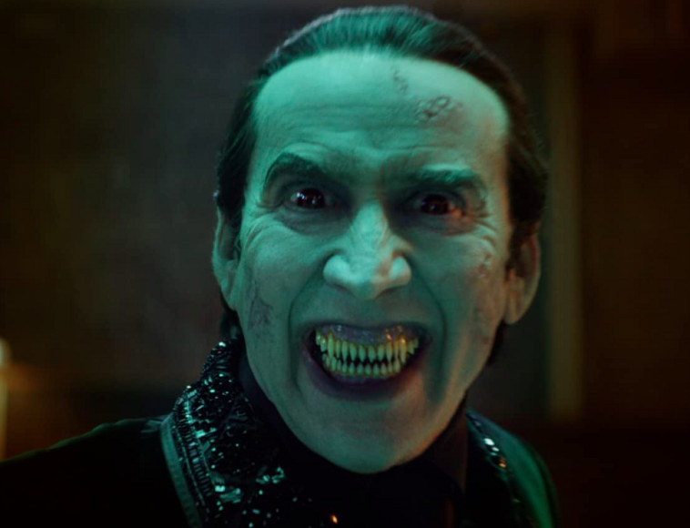 Nicolas Cage: Vive Drácula em Renfield - Dando Sangue Pelo Chefe (2023). Na trama, um misto de terror com comédia, o vampiro Renfield (Nicholas Hoult) cansou de servir o vampirão e fará de tudo para se ver livre do chefe.