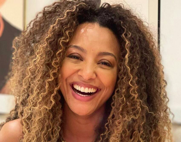 Sheron Menezzes - Conhecida por suas participações em novelas como Esperança (2002), Caras & Bocas (2009) e Vai na Fé (2023). Nasceu em Porto Alegre, em 26 de novembro de 1983.