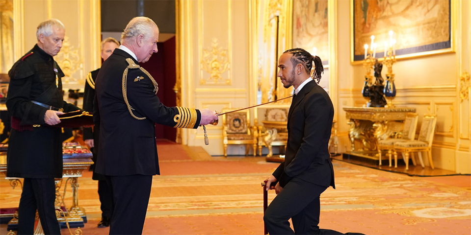 Em dezembro de 2021, Lewis Hamilton tornou-se Sir (Cavaleiro da Ordem do Império Britânico), em  reconhecimento por realizações notáveis, bravura pessoal e serviços prestados ao país