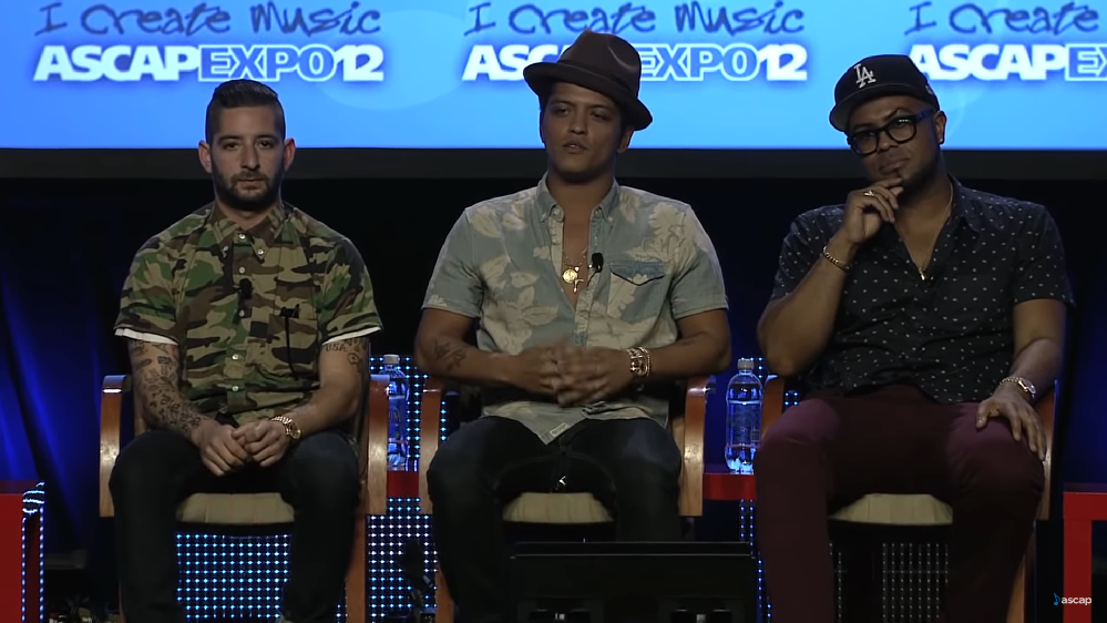 Em Los Angeles, ele ajudou a formar a equipe de produtores “The Smeezingtons”, assinou contrato com a Motown Records e adotou o nome artístico “Bruno Mars” pela primeira vez.