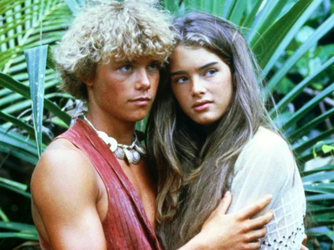 A Lagoa Azul (1980): O filme, que se tornou um grande clássico da Sessão da Tarde da TV Globo, conta a história de dois primos, Richard e Emmeline, que ficam presos em uma ilha tropical após um naufrágio.