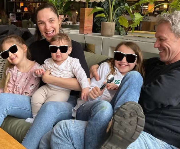 A notícia de que a atriz teve um bebê surpreendeu até mesmo os seus fãs, pois nada havia sido divulgado na mídia. A atriz manteve a gravidez como um segredo e se comportou de forma discreta, aparecendo apenas para anunciar a novidade, quando o bebê já havia nascido.