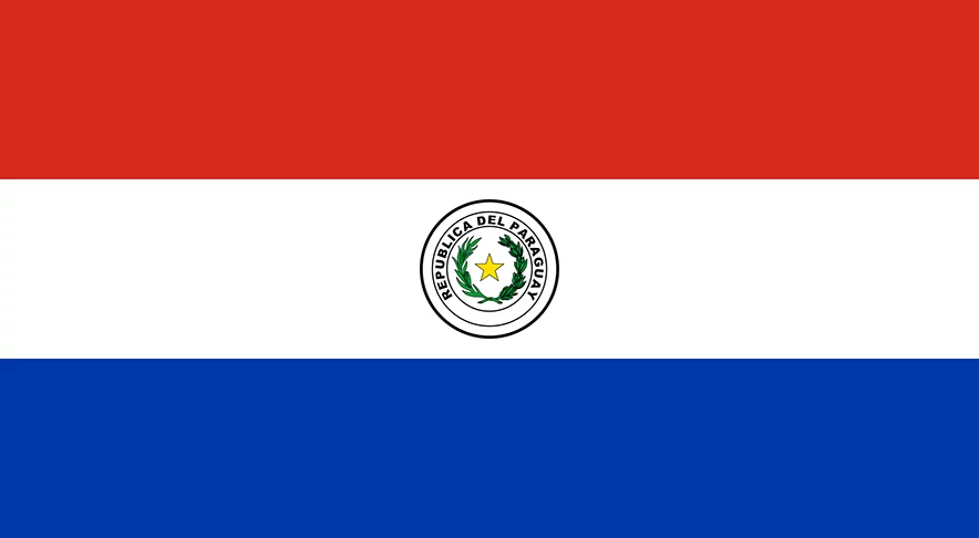 A bandeira do Paraguai tem dupla face. Na frente, há o brasão do país. E está escrito Republica del Paraguay. 