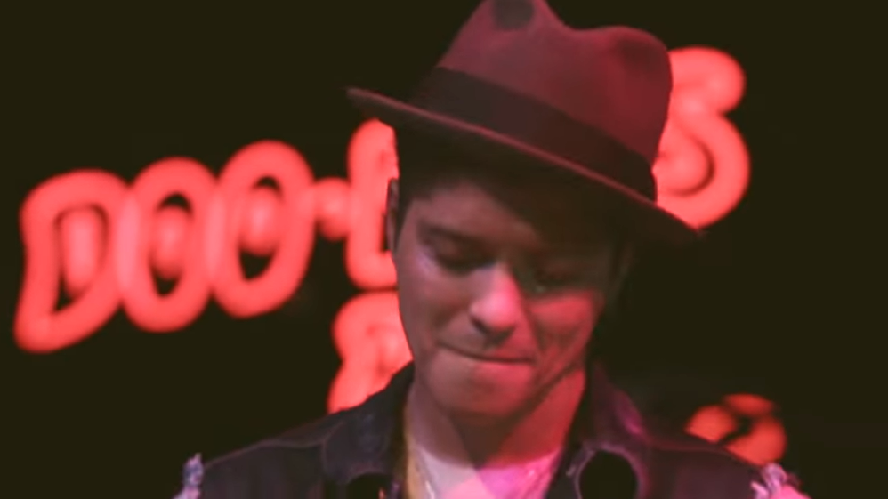 Em outubro de 2010, Mars lançou seu primeiro álbum da carreira solo, “Doo-Wops & Hooligans”, e chegou a vender mais de um milhão de cópias nos EUA. O disco ficou entre os dez mais ouvidos de vários países, entre eles o Brasil.