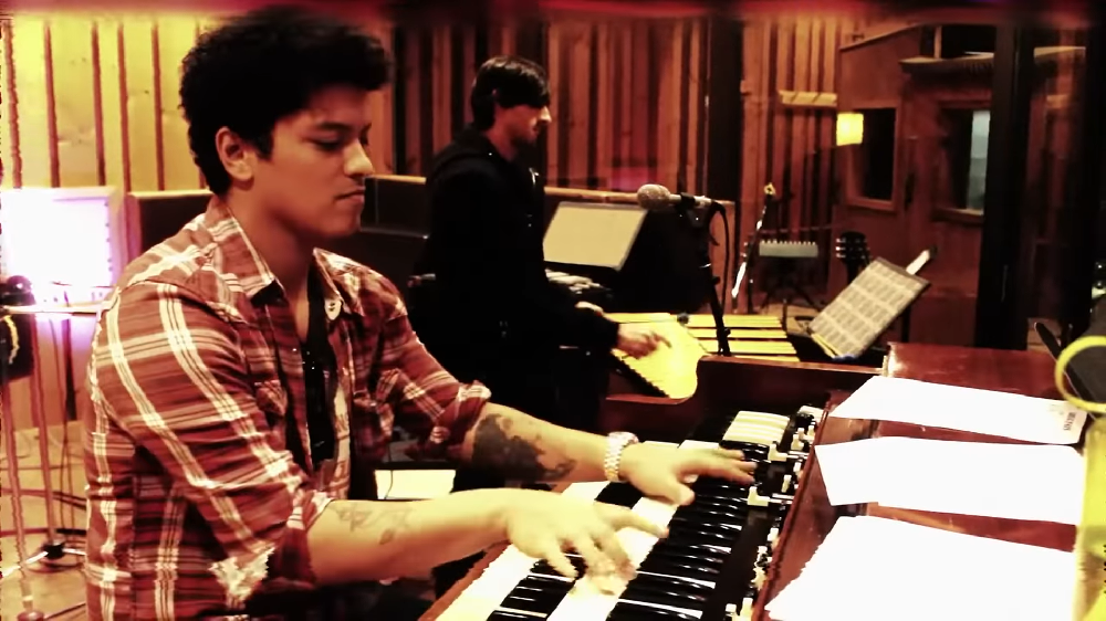 Já seu segundo álbum de estúdio foi lançado no fim de 2012, intitulado “Unorthodox Jukebox”. O disco resgatou boa parte das influências de Mars, como o estilo pop de Michael Jackson, o soul e até o reggae dos anos 80.