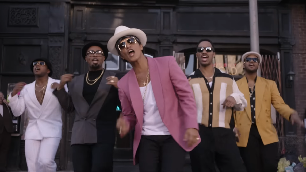 Outro sucesso absoluto da carreira do cantor havaiano foi o single “Uptown Funk”, lançado em 2016, em parceria com Mark Ronson. A música venceu dois prêmios Grammy: Melhor Colaboração Pop Solo e Gravação do Ano.