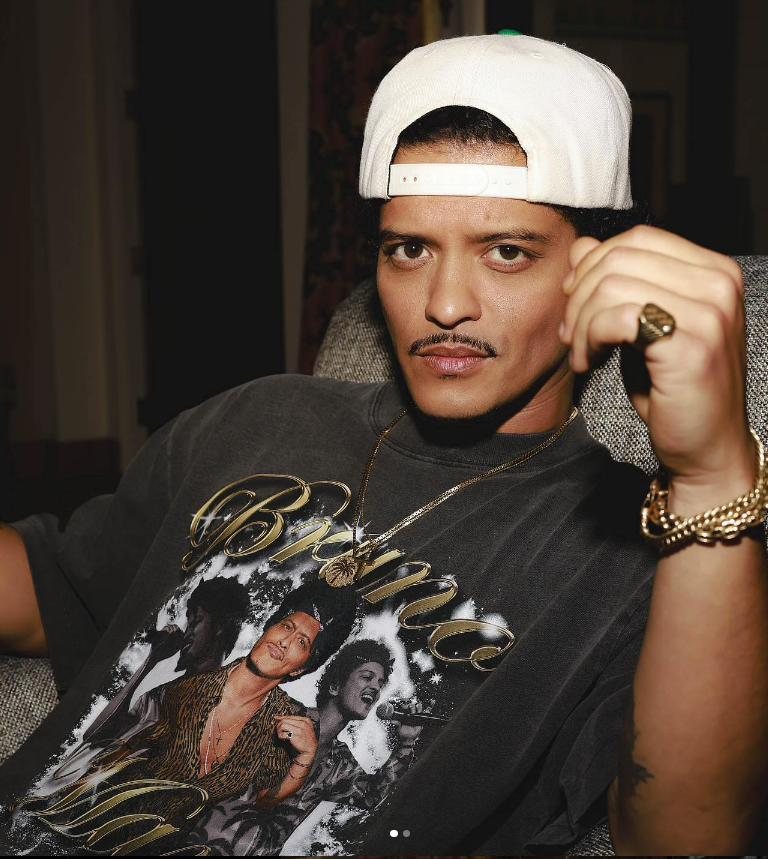 Essa música surgiu no estúdio. Estávamos tentando fazer uma música que fosse melhor do que os Beatles. Estávamos tentando ser mágicos e históricos, contou.