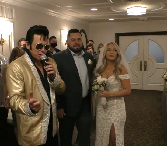 Havia até casamentos com sósia de Elvis Presley, em capelas especializadas, que ofereciam variedade de pacotes, entre US$ 350 a US$ 1.000. Mas  a empresa Authentic Brands Group, que detinha os direitos de imagem do Rei do Rock, decidiu proibir o uso da figura do artista para fins comerciais e jogou água no chope dos noivos que estavam com a 'má intenção'. 