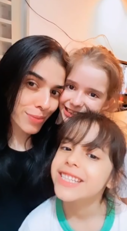 Thaís tem duas filhas, que agora estão angustiadas sem a presença da mãe. Os médicos chegaram a dizer que ela não voltará a exercer as atividades normais. Mas a família está esperançosa. 