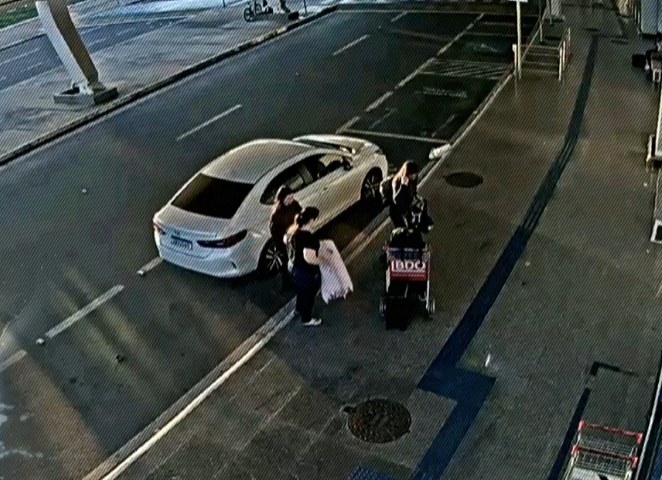 Esta imagem mostra elas chegando ao Aeroporto Internacional de Guarulhos para o embarque.  