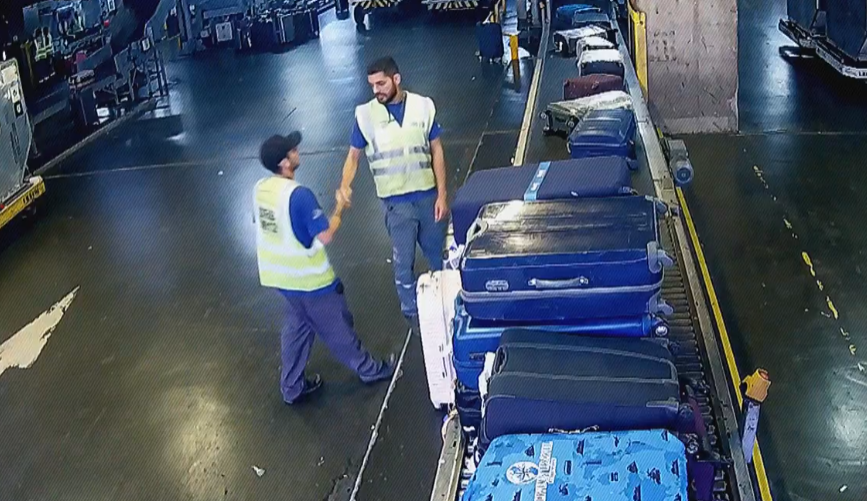 Eduardo chama o funcionário Pedro Venâncio e eles se cumprimentam. 