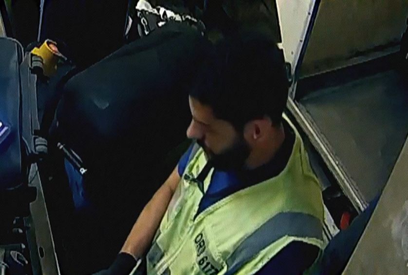 As etiquetas de Jeanne e Katyna são colocadas nas malas das drogas atrás de uma pilastra, em um ponto cego para as câmeras.