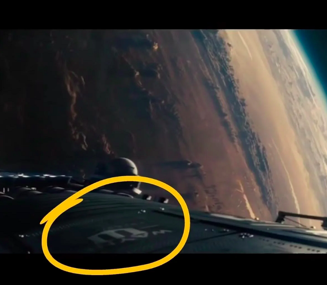 Homem de Aço (2013): No primeiro filme da DC em que o ator Henry Cavill interpreta o Super-Homem, tem uma referência só quem deu pause conseguiu ver: a logo das Indústrias Wayne (sim, do Bruce!) aparece em um satélite. Nessa época ainda não havia certeza de que os heróis cruzariam seus caminhos.