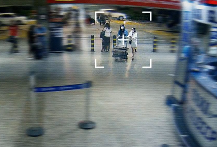 Às 20h27, duas mulheres chegam com malas ao aeroporto de Guarulhos. Segundo a polícia, essas são as malas cheias de cocaína que receberam as etiquetas de Jeanne e Katyna. 
