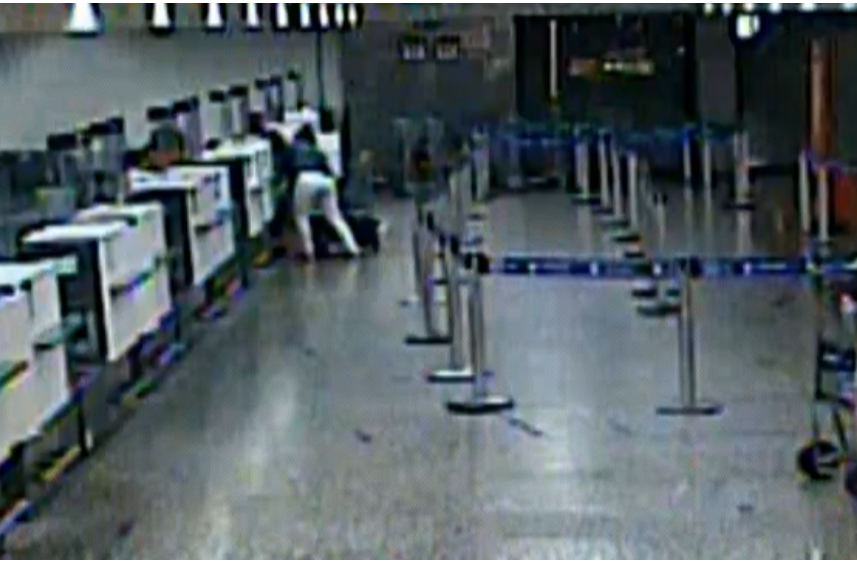 As mulheres são atendidas por uma funcionária do check in em momento que o procedimento já havia sido encerrado. Elas fazem contato visual com a funcionária, que acena positivamente com a cabeça. 