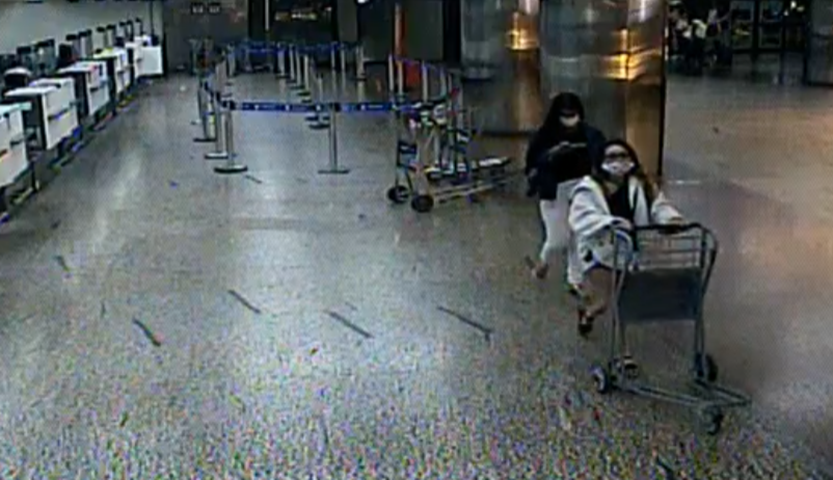 As imagens não deixam dúvidas. Elas foram ao guichê  e deixaram as malas sem apresentar documentos, em horário indevido. As duas falsas passageiras saem do aeroporto logo depois. 