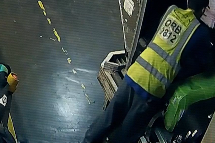 Pedro troca, então, a etiqueta de uma das malas. Segundo a polícia, está comprovado que ele tirou as etiquetas e colocou em malas que estavam repletas de cocaína. 