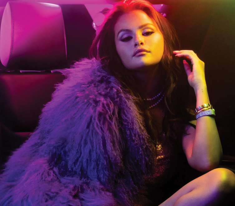 A carreira de Selena Gomez  ajudou a torná-la recentemente a nova integrante do grupo dos bilionários, com uma fortuna estimada em 1,3 bilhão de dólares!  Ela é uma das mais jovens bilionárias dos Estados Unidos com o  feito conhecido como self-made billionaire (ou bilionária que se fez sozinha, em tradução livre).