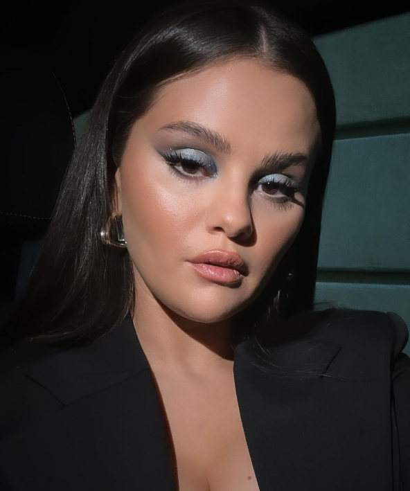 Selena sempre foi aberta sobre suas lutas pessoais, incluindo seu diagnóstico de lúpus, uma doença autoimune que a levou a fazer um transplante de rim em 2017.