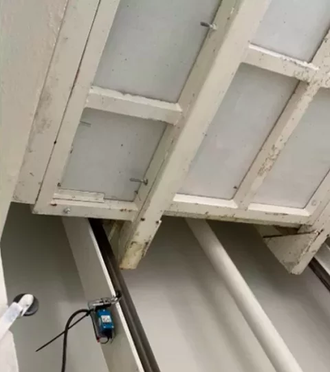 “Por algum motivo, a porta não trancou e ela colocou o casal no nicho do elevador sem ele. Ao fechar a porta para o casal, a porta do elevador trancou e permitiu que o paciente no andar de cima descesse”, disse o delegado.